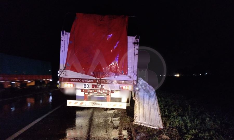 Camión volcó su carga de cerámicos